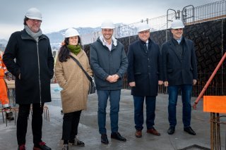 Philippe Venetz, Chef du Service Immobilier et patrimoine, Margot Venetz, cheffe de l’office de coordination des institutions sociales, les conseillers d'Etat Mathias Reynard et Roberto Schmidt et Jérome Favez, chef du Service de l’action sociale